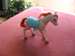 beiges Pferd inkl. hellblauem Sattel