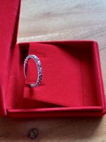 Eleganter Silberring mit Rubinen
