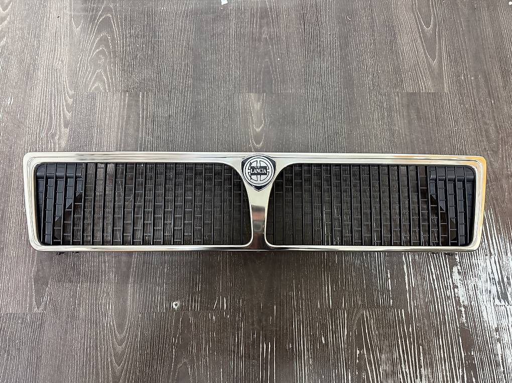 Tutti pezzi di ricambio auto: Kühlergrill Lancia Delta GT – Usato da Chur venduto da alessiogr