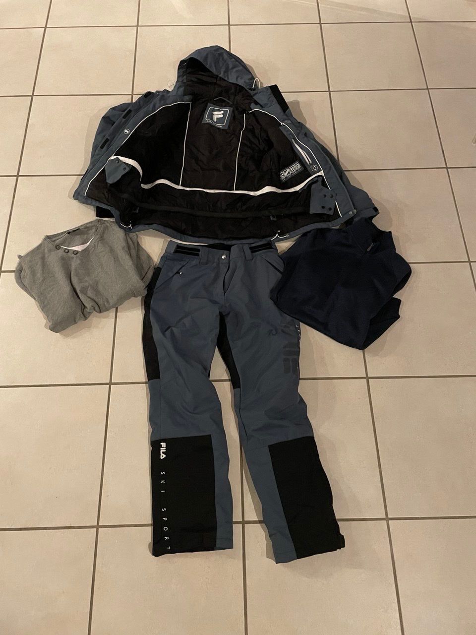 Fila Lotti di vestiti: Fila Ski-Anzug Set, neuwertig , Grösse M, Underarmor Pulli – Nuovo (secondo la descrizione) da Grüningen venduto da kleiderstar