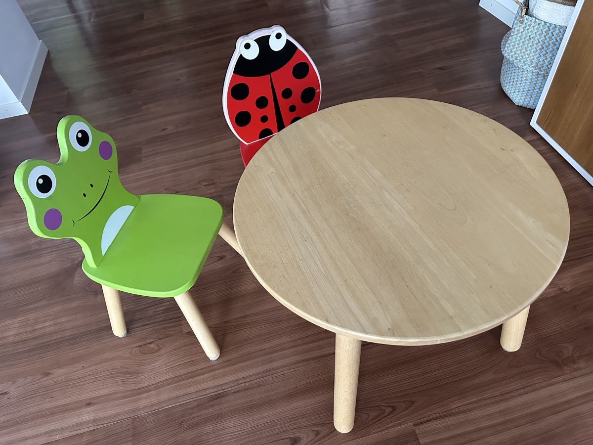 Micasa Set di tavolo e panche: Micasa Kinderstuhl & Tisch Set – Usato da Schindellegi venduto da kim_n6kq