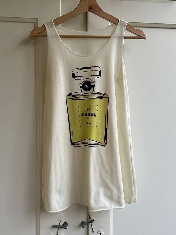 Tops: Tanktop mit Chanel No. Parfüm Print – D'occasion à Basel par zukk_