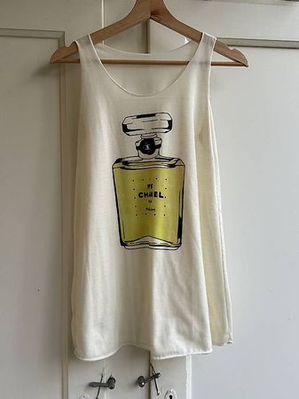 Tanktop mit Chanel No. Parfüm Print