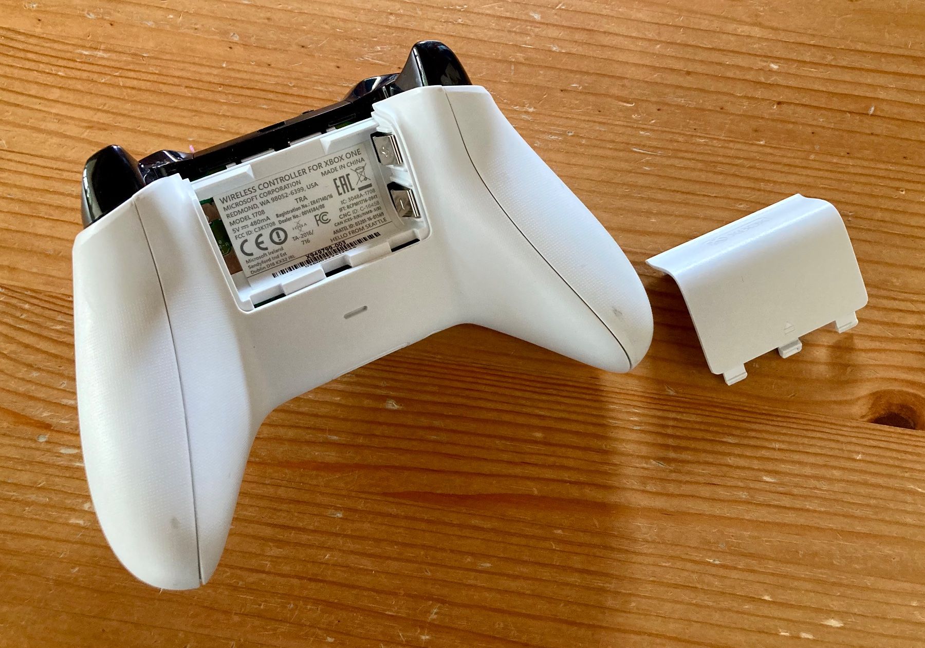 Microsoft Manettes: 2x Original Wireless Controller (weiss & schwarz) - XBOX One – Neuf (Voir description) à Zürich par Djmotionch 3