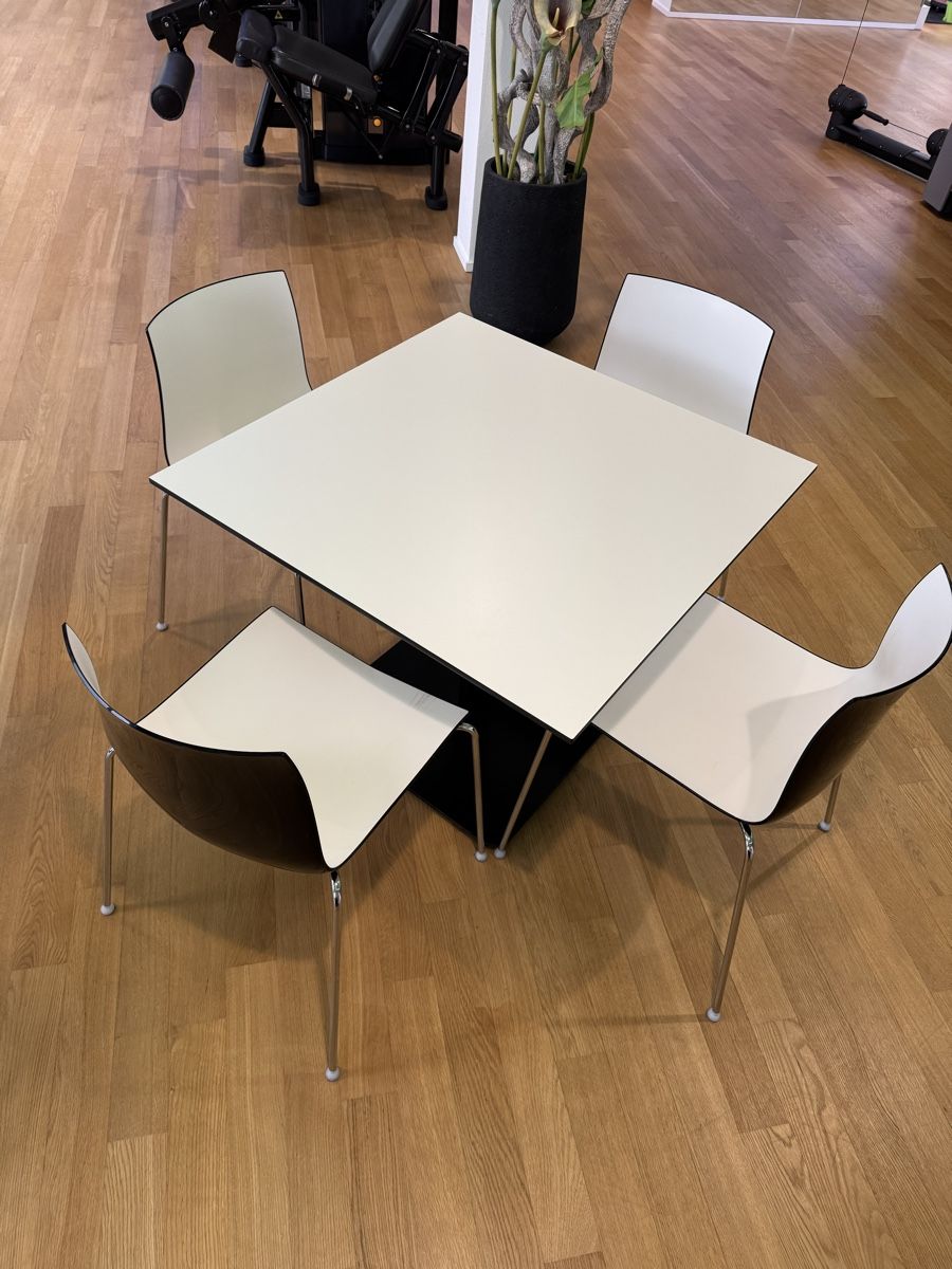 Arper Set de table et chaises: Arper Catifa Bistrotisch inkl. 4 Stühle – D'occasion à Wallisellen par witzigs 2