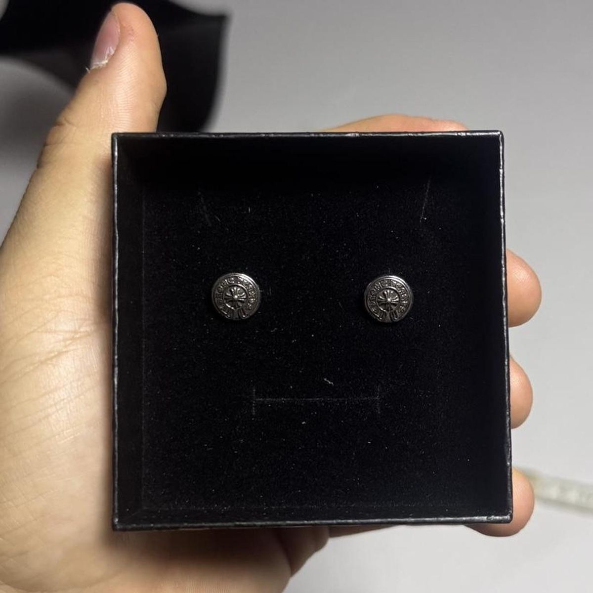 Chrome Hearts Orecchini pendenti & Orecchini a lobo: Title: Chrome Hearts Gothic Stud Earrings - 925 Silver – Nuovo e nell'imballaggio originale da Caviano venduto da reselleo21 1