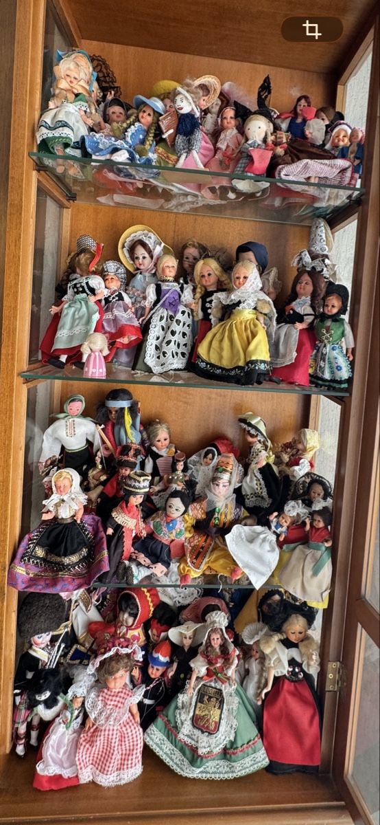 Bambole: Sammlung Trachtenpuppen – Usato da Hombrechtikon venduto da Froeschli9
