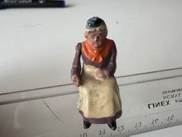 Uralte, Metall-Guss Figur "Sitzende Grossmutter", H 4 cm