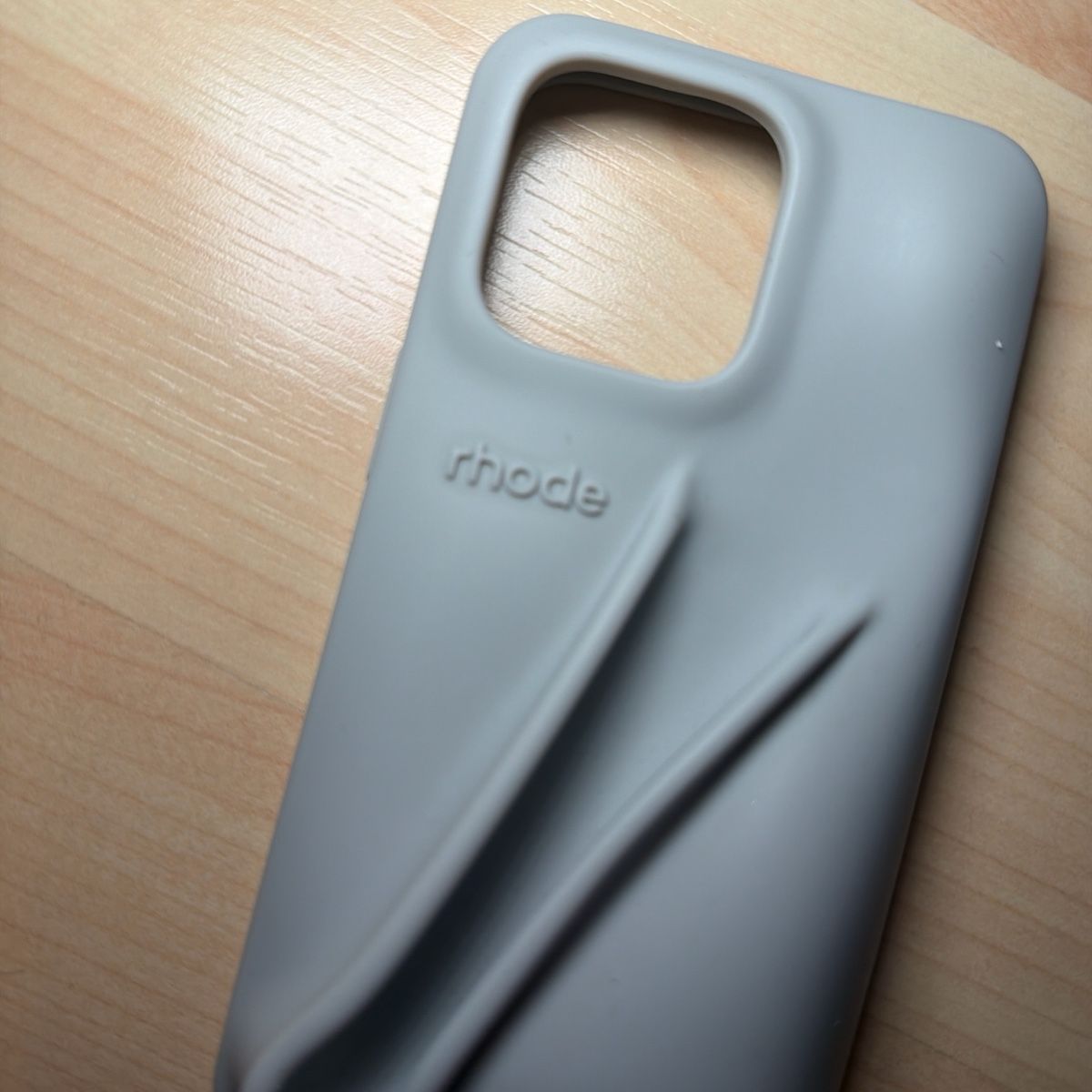 Rhode Covers & Schutzfolien: Rhode Lip Case for iPhone 13 Pro - Trendy & Protective! – Gebraucht aus St. Gallen von ber_82p9
