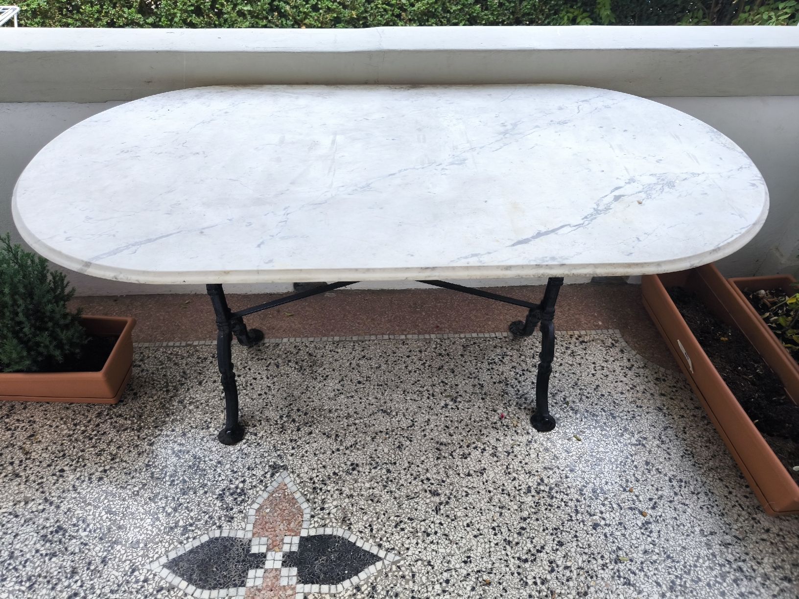 Tables: Marmor Tisch mit Eisengestell oval 138x70cm – D'occasion à Bern par Ramonabelen