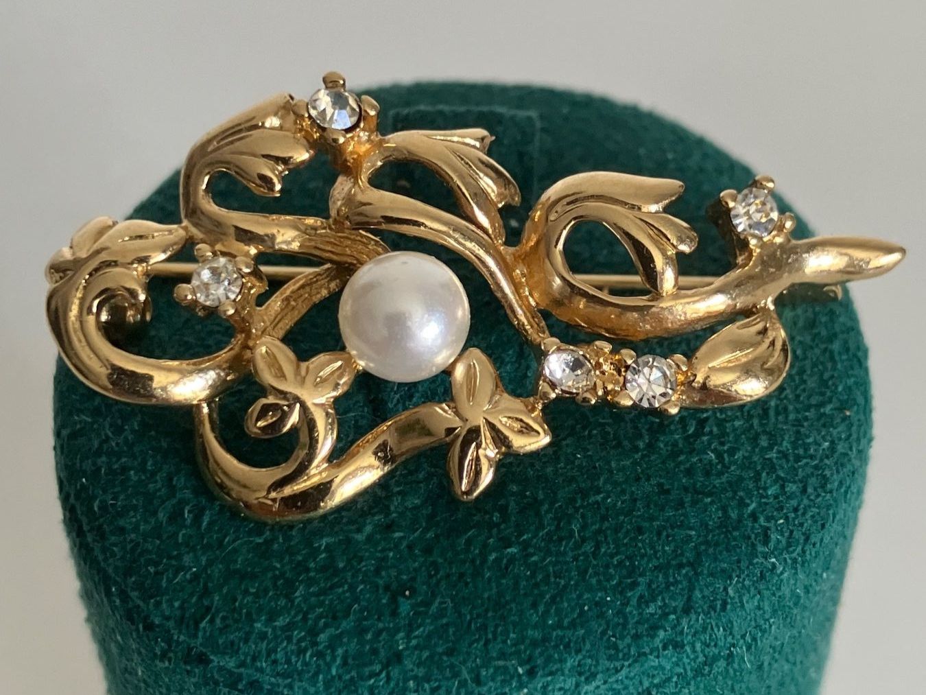 Broschen & Nadeln: Broche vintage dorée avec perle et strass, Chic! – Gebraucht aus Peseux von Cresus27