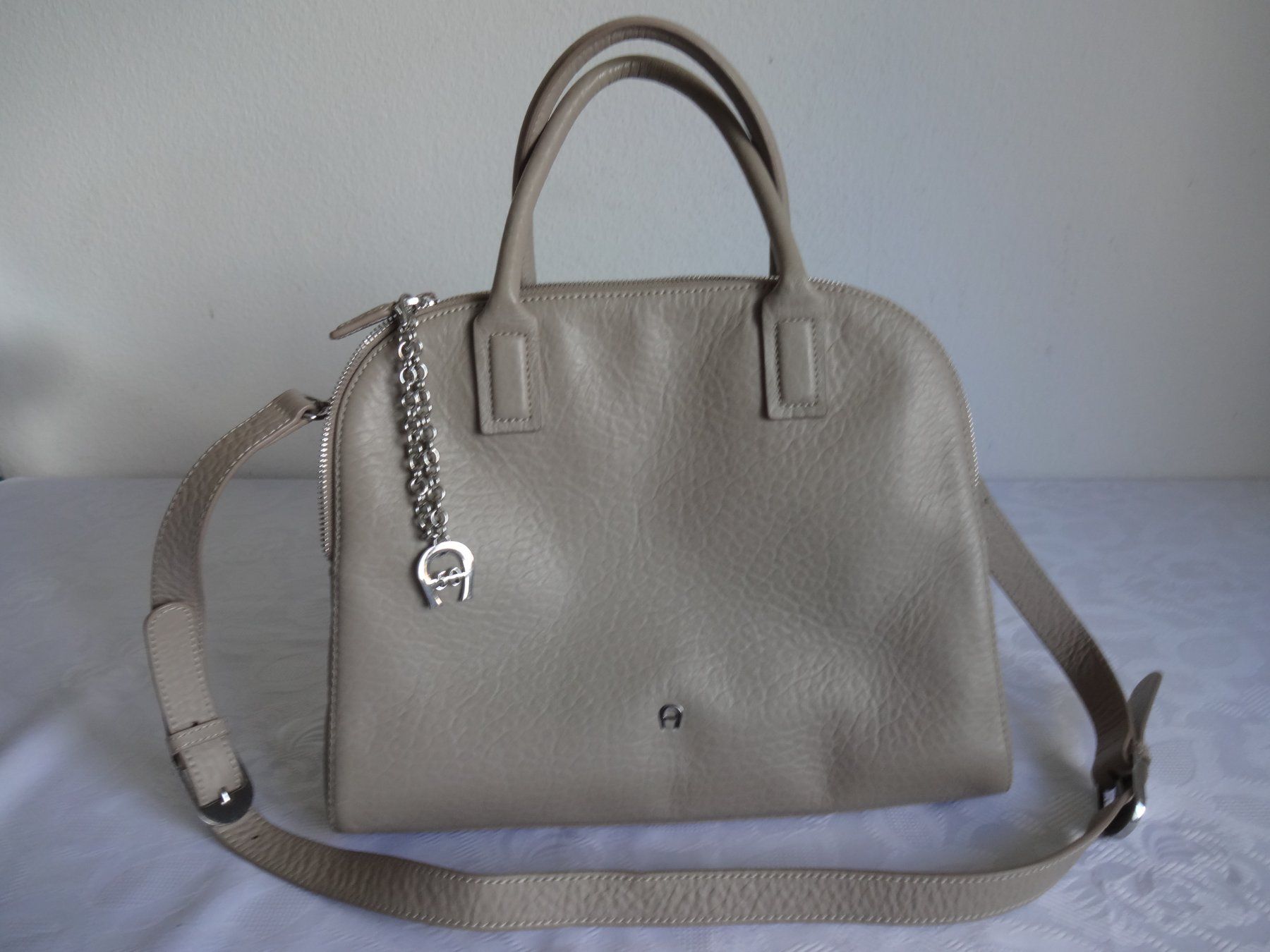 Aigner Borse da donna: Orig. "" AIGNER "" Hand oder Umhänge Leder Tasche – Nuovo (secondo la descrizione) da Frauenfeld venduto da Riaa