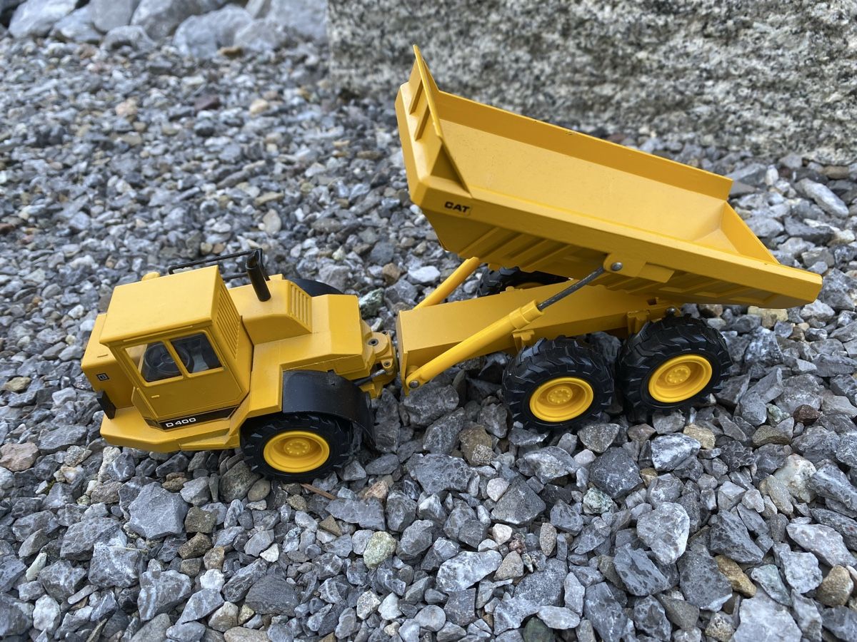 Caterpillar Kit di modellismo & Modellini statici: Modell Caterpillar D400, Masstab 1:50 – Usato da Arch venduto da UrsusC46