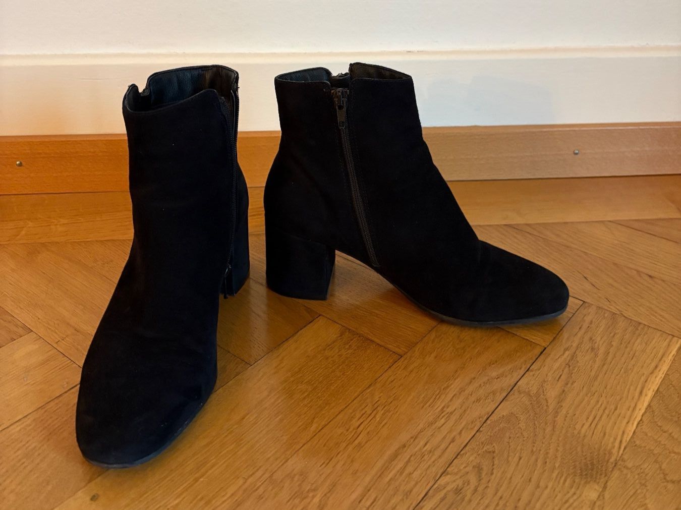 Scarpe da donna: Black Suede-Effect Ankle Boots – Size 38 – Usato da Zürich venduto da KeyboardStep