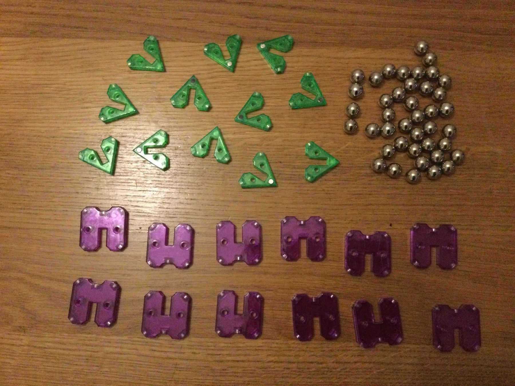Giocattoli: Jeu de montage avec billes et aimant – Usato da Fribourg venduto da geolutin 2