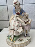 Porzellan Figur Mutter mit Kind am Lesen Höchst 