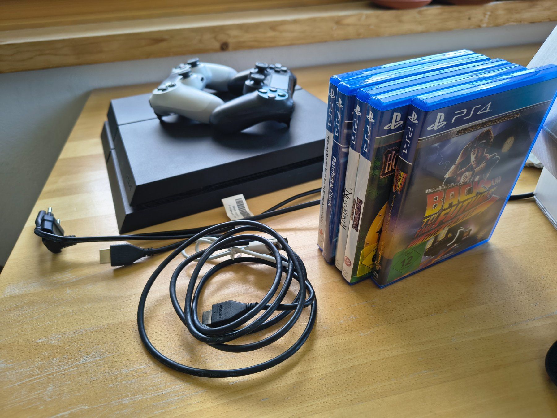 Sony Konsolen: PS4 Konsole mit 2 Controllern und Spielen – Gebraucht aus St. Gallen von cga_ww99