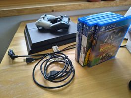PS4 Konsole mit 2 Controllern und Spielen