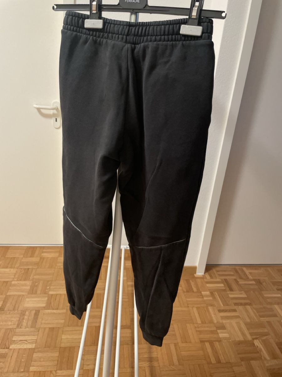 Puma Pantaloni: Pantalon de jogging noir confortable taille S/M – Usato da Yverdon-les-Bains venduto da mar_hg5t 1