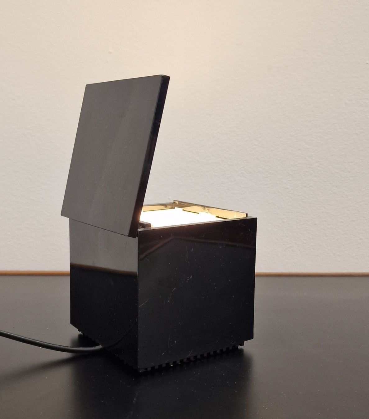 Cini & Nils Lampade: Design, Tischlampe, Cini & Nils, Cuboluce, 90er – Usato da St. Gallen venduto da chambredirecte
