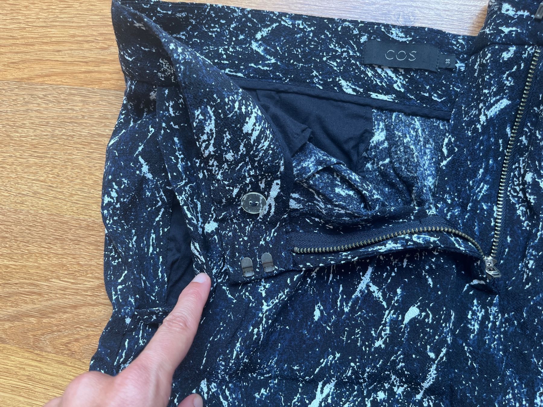 Cos Pantalons: Cos pantalon taille M – D'occasion à Genève par fyshbird 2