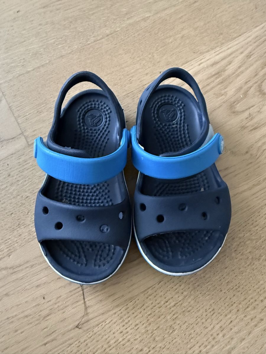 Crocs Scarpe per ragazzi: Kinder Sandalen Crocs dunkelblau Grösse 24  – Usato da Riehen venduto da nah00