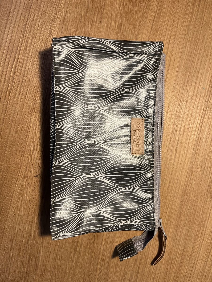 Custodie per cosmetici: Graue Kosmetiktasche  – Usato da Ebnat-Kappel venduto da ele_297p
