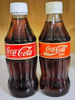 2 alte Coca-Cola Flaschen aus England - spez. Flaschenform