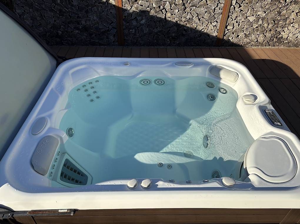 Whirlpool: HotSpring Whirlpool "Sovereign" – Gebraucht aus Ramlinsburg von Alexandra.M. 2