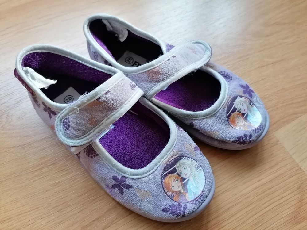  Hausschuhe / Finken Gr. 28 Anna und Elsa (Gebraucht) in für CHF 1 – mit 