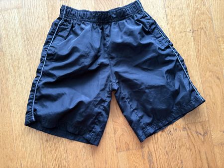 Leichte Shorts, ideal für Sport, Grösse 9 Jahre