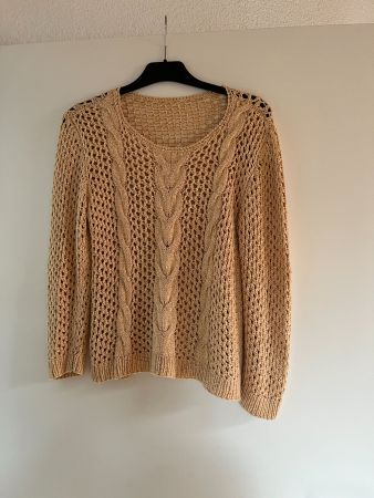 Handgestrickter Frühlingspullover, lachsfarben.