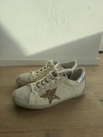 Weisse sneakers mit Stern