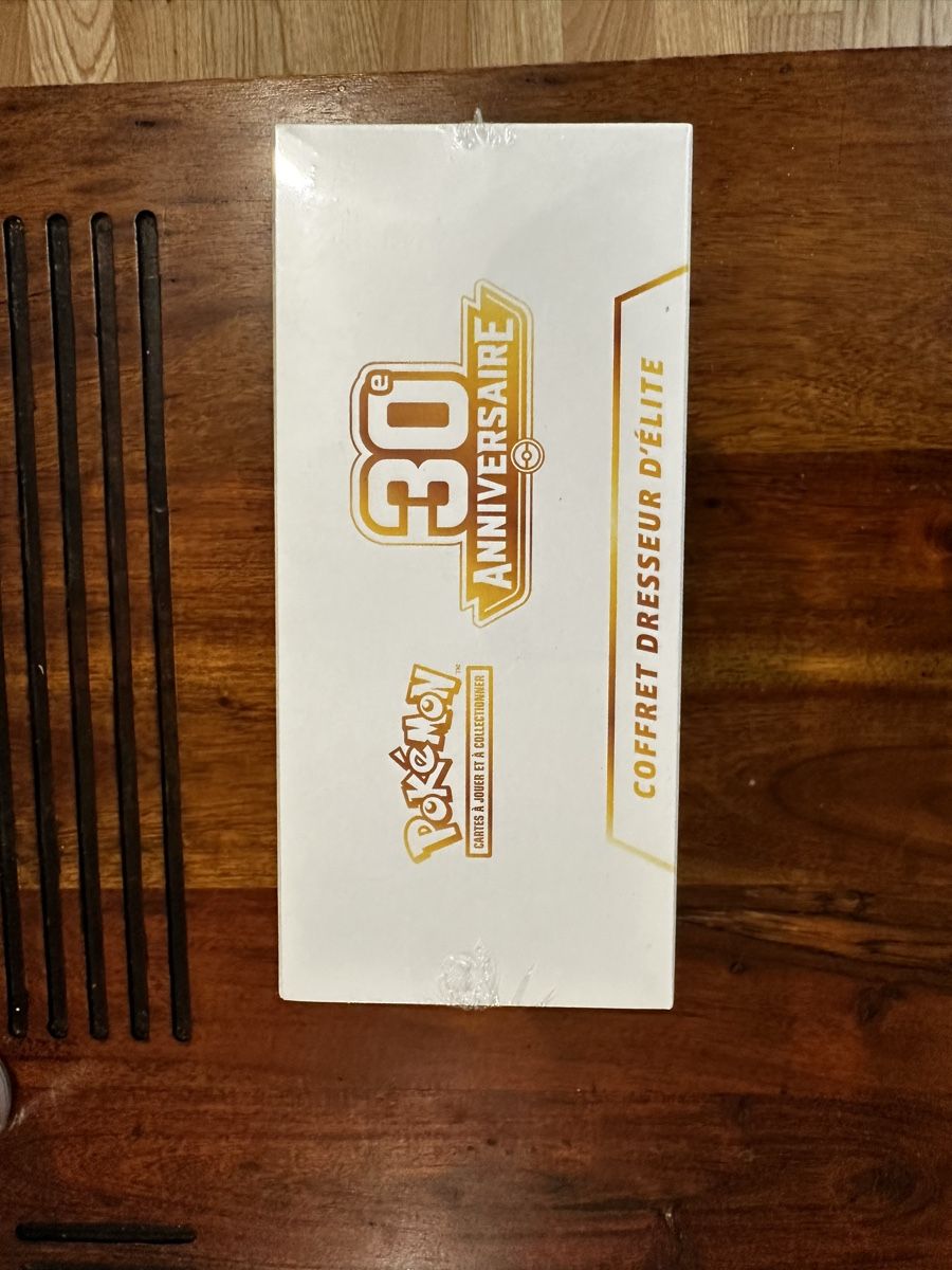 Pokémon Carte collezionabili: Pokémon Celebrations Elite Trainer Box – Nuovo e nell'imballaggio originale da Lausanne venduto da YuCARv 1