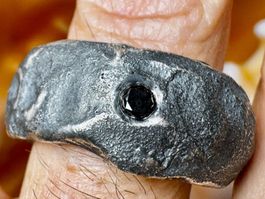 Stein der Weisen – einzigartiger Ring mit schwarzem Diamant