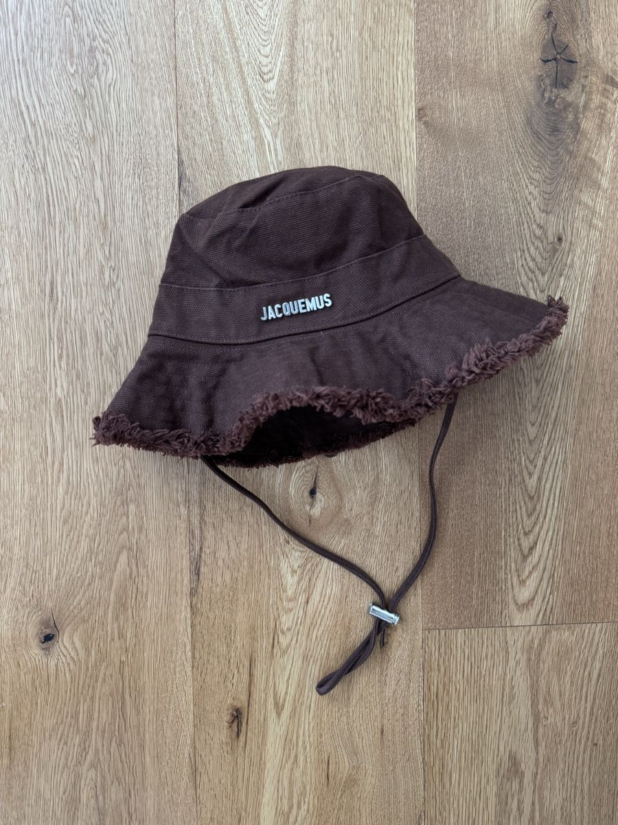 Jacquemus Copricapi, berretti & cappellini: Jacquemus Bucket-Hat, Gr. 58 – Usato da Interlaken venduto da fbnscl
