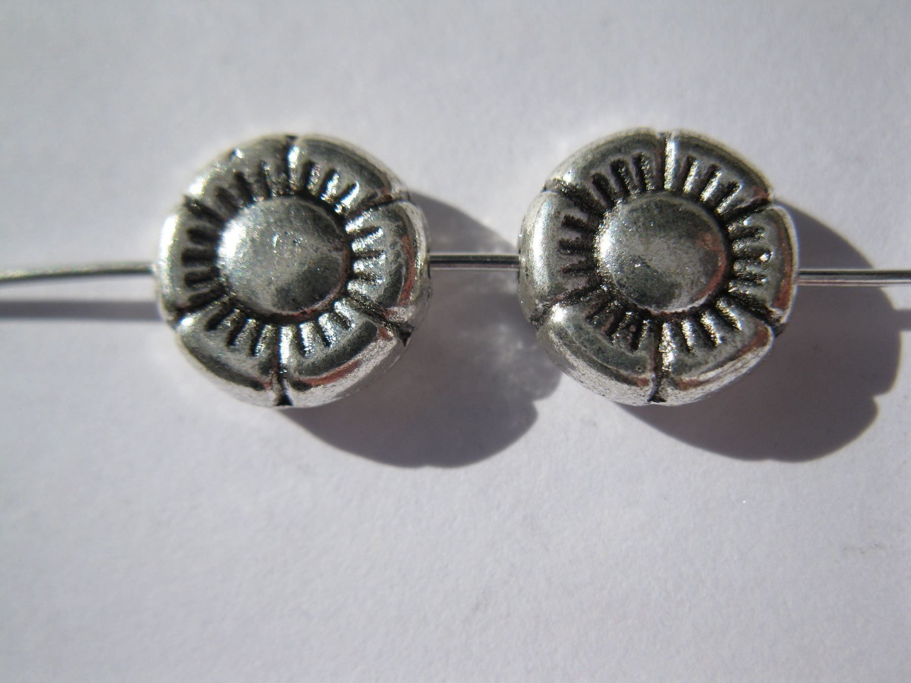 Perlen (unechte): 10 Metallperlen Blume 10x4mm – Neu und originalverpackt aus St. Margarethen TG von LuanaKa