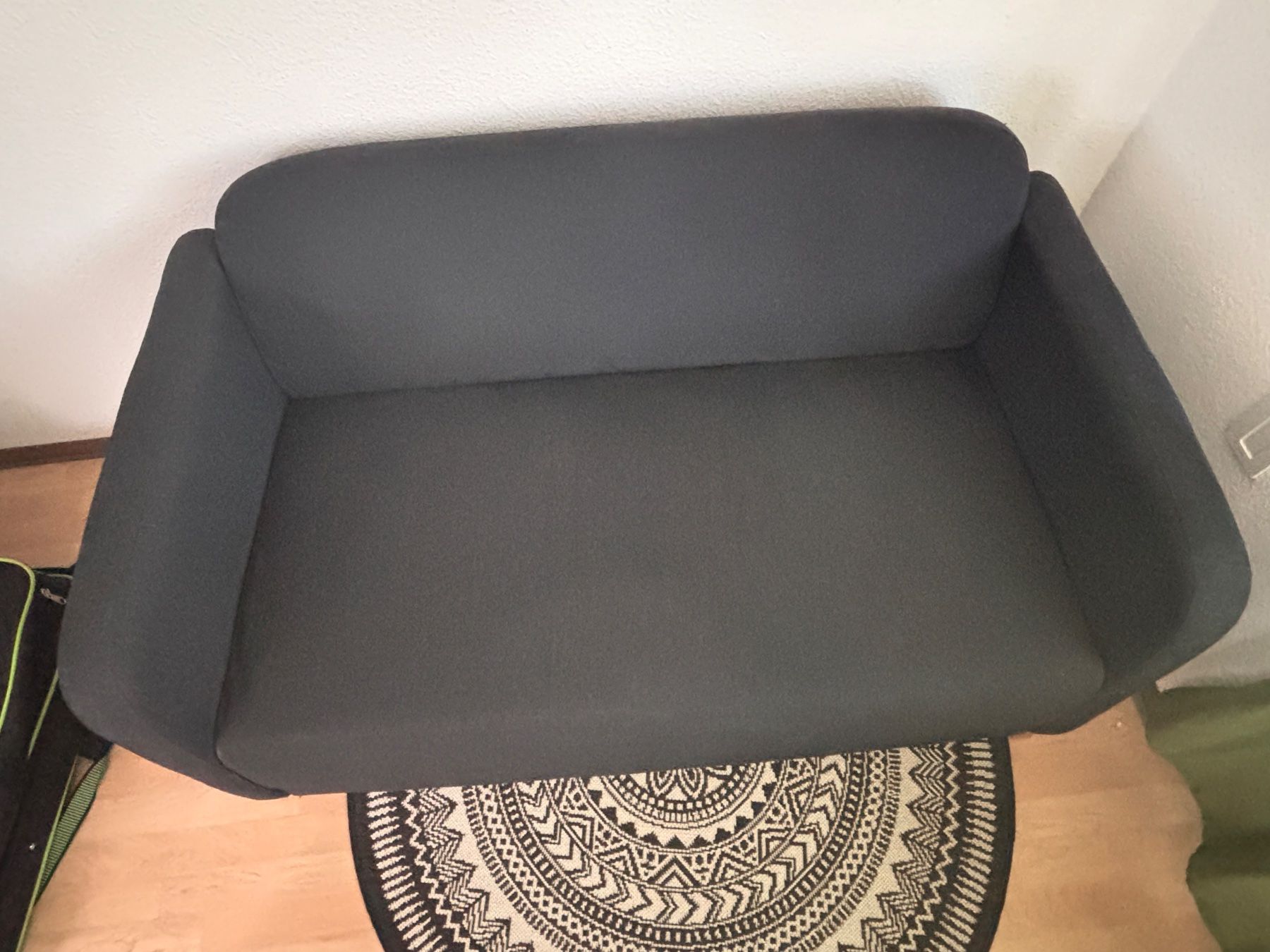 Ikea Divani: Zweisitzer Sofa dunkelgrau mit Holzbeinen – Usato da Leuzigen venduto da sophs20 1