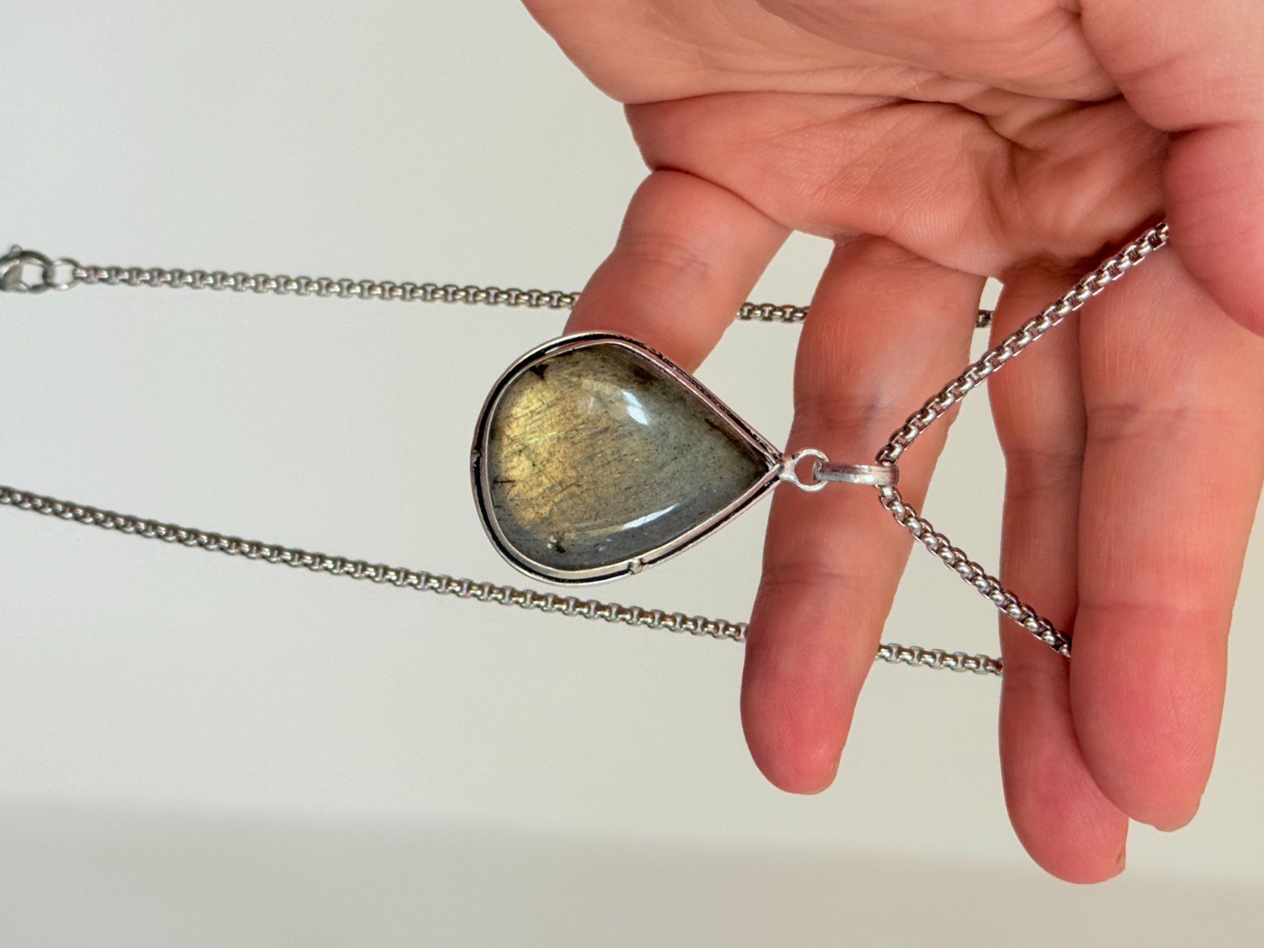 Catenine: Collier avec pendentif labradorite forme goutte argent – Nuovo e nell'imballaggio originale da Genève venduto da AGBERG 6