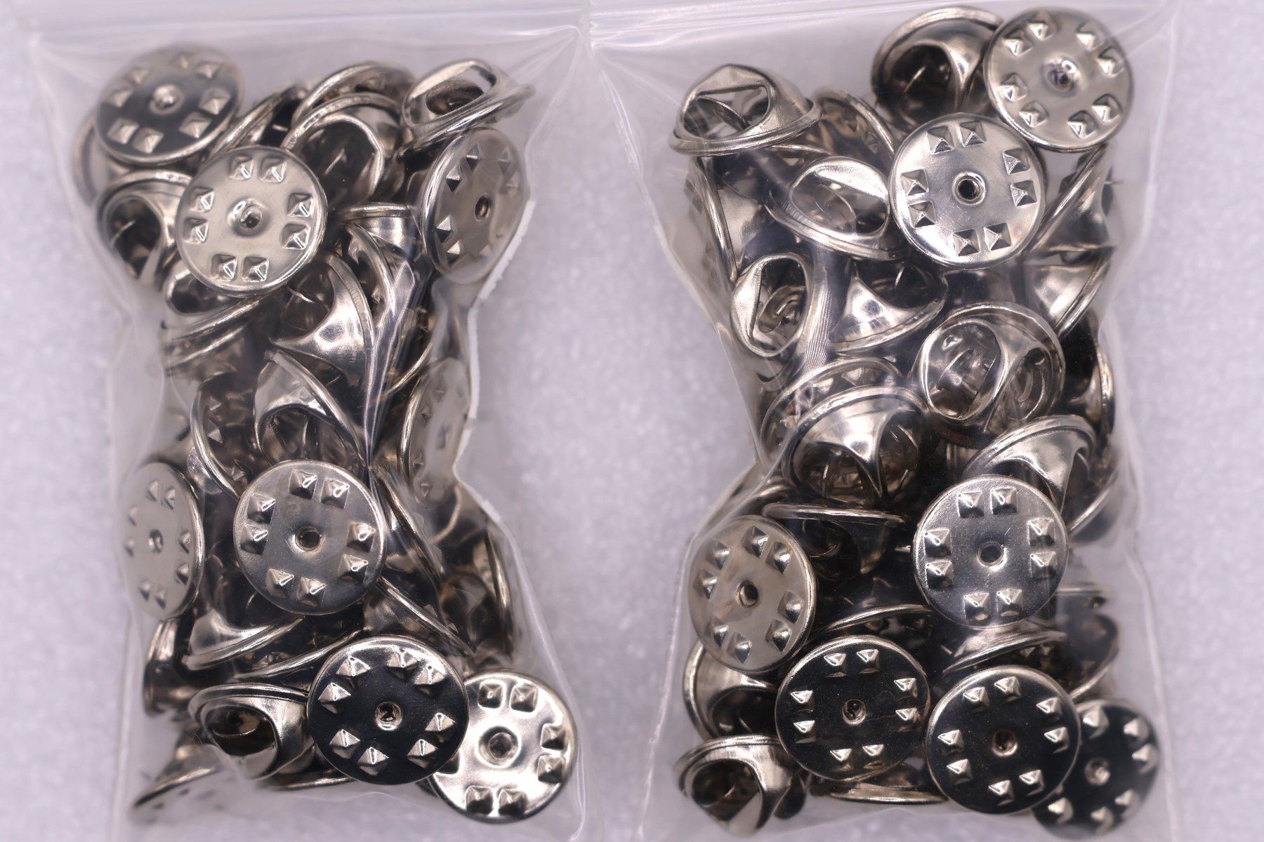 Placchette & Badge: 100 Pin Clips silbern – Usato da Winterthur venduto da Sammleroase