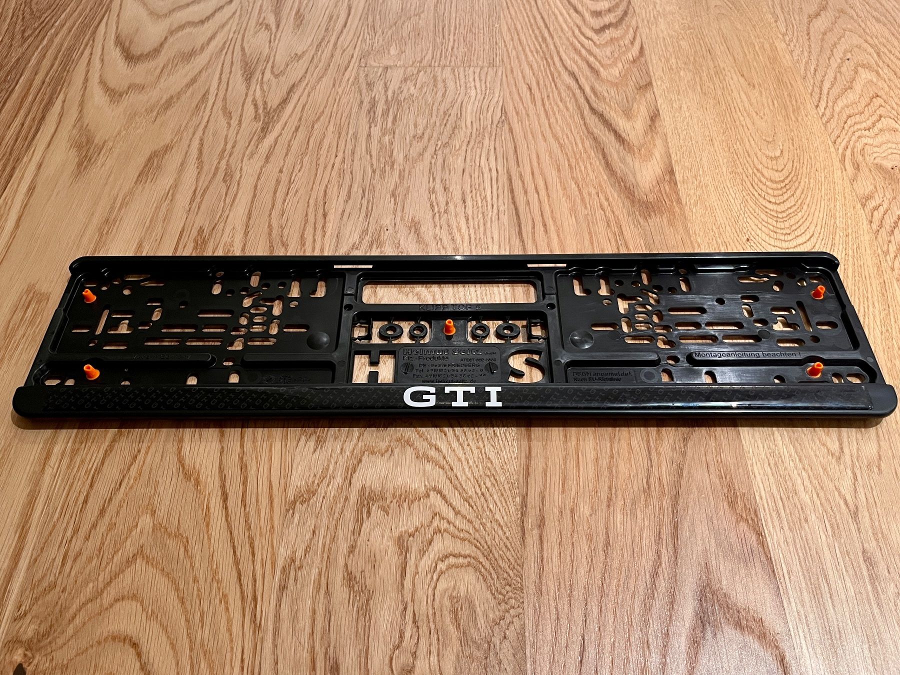 Insegne: Kennzeichenhalter GTI  (D) – Nuovo e nell'imballaggio originale da Andelfingen venduto da cri_rjp8