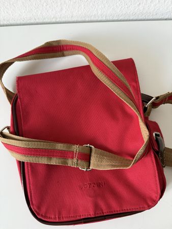 Umhängetasche Bozzini rot mit Gebrauchsspuren gebraucht