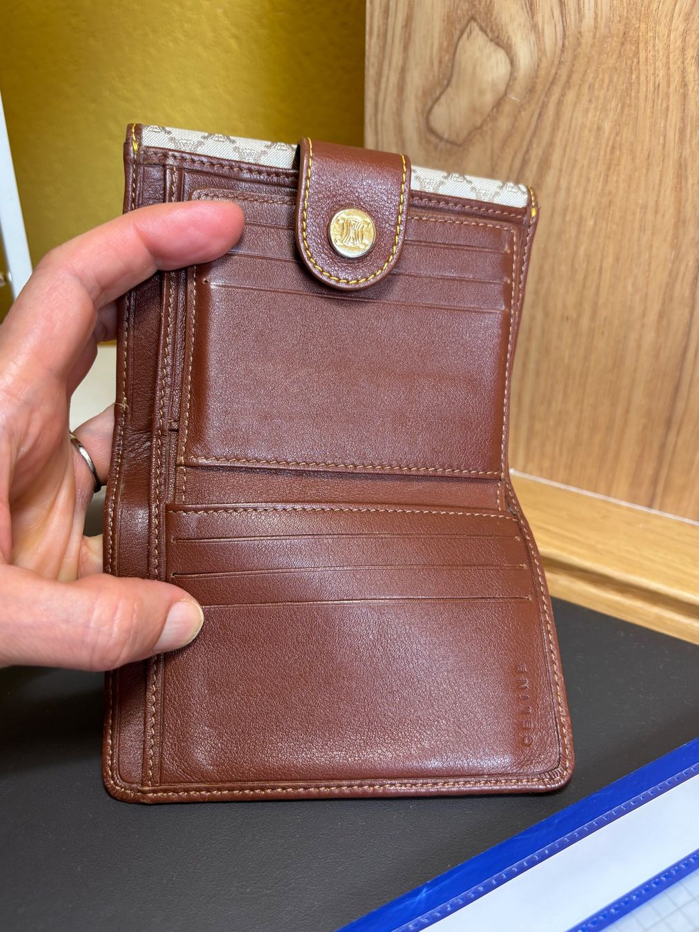 Celine Portamonete: Portefeuille Céline monogramme gold – Usato da Founex venduto da ari_2gt7 7