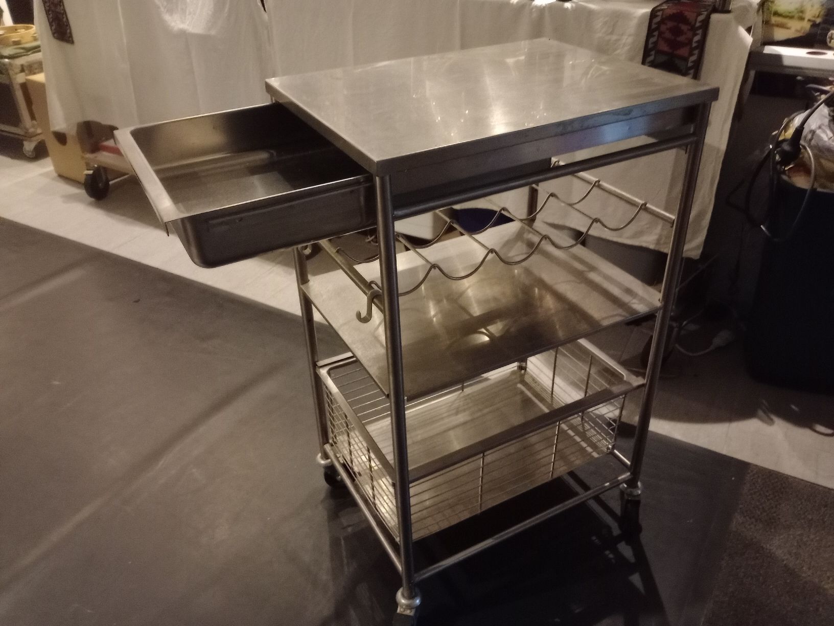 Servierwagen: Edelstahl Servierwagen mit Schublade – Gebraucht aus zürich von sotherbies