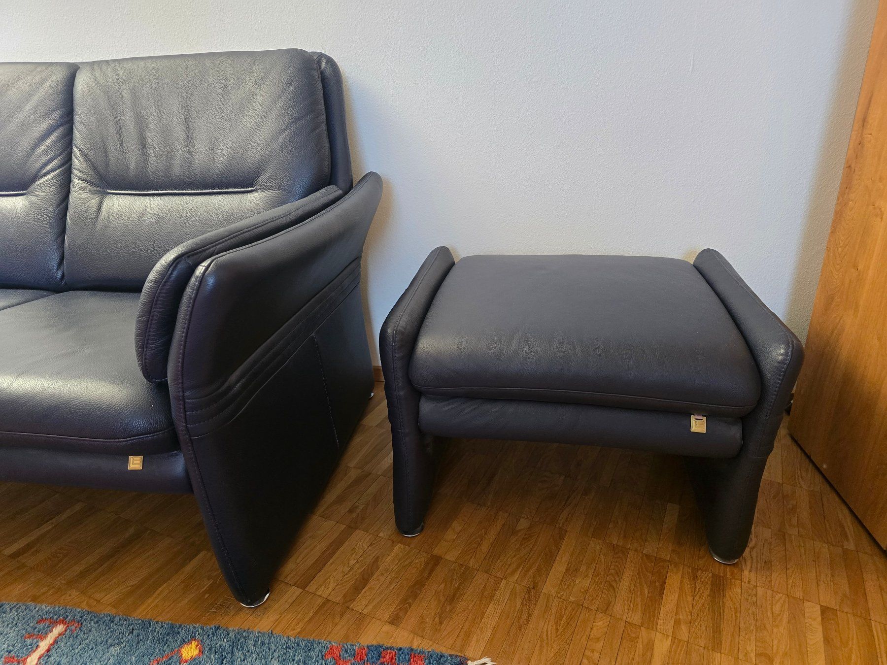 Sofas: Sofa dunkelblau Leder mit Hocker guter Zustand – Gebraucht aus Zürich von and_8jnp 2