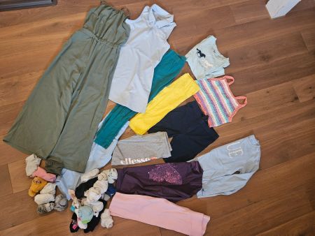 Set Gr.140, Einteiler, Kleid Zara,Leggins, Shirts, Socken