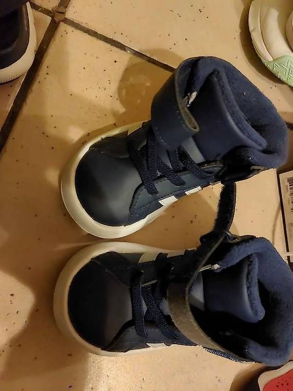Scarpe per ragazzi: Chaussures enfants tailles 22-23 – Usato da Cheseaux-Lausanne venduto da dia_m5kw 6