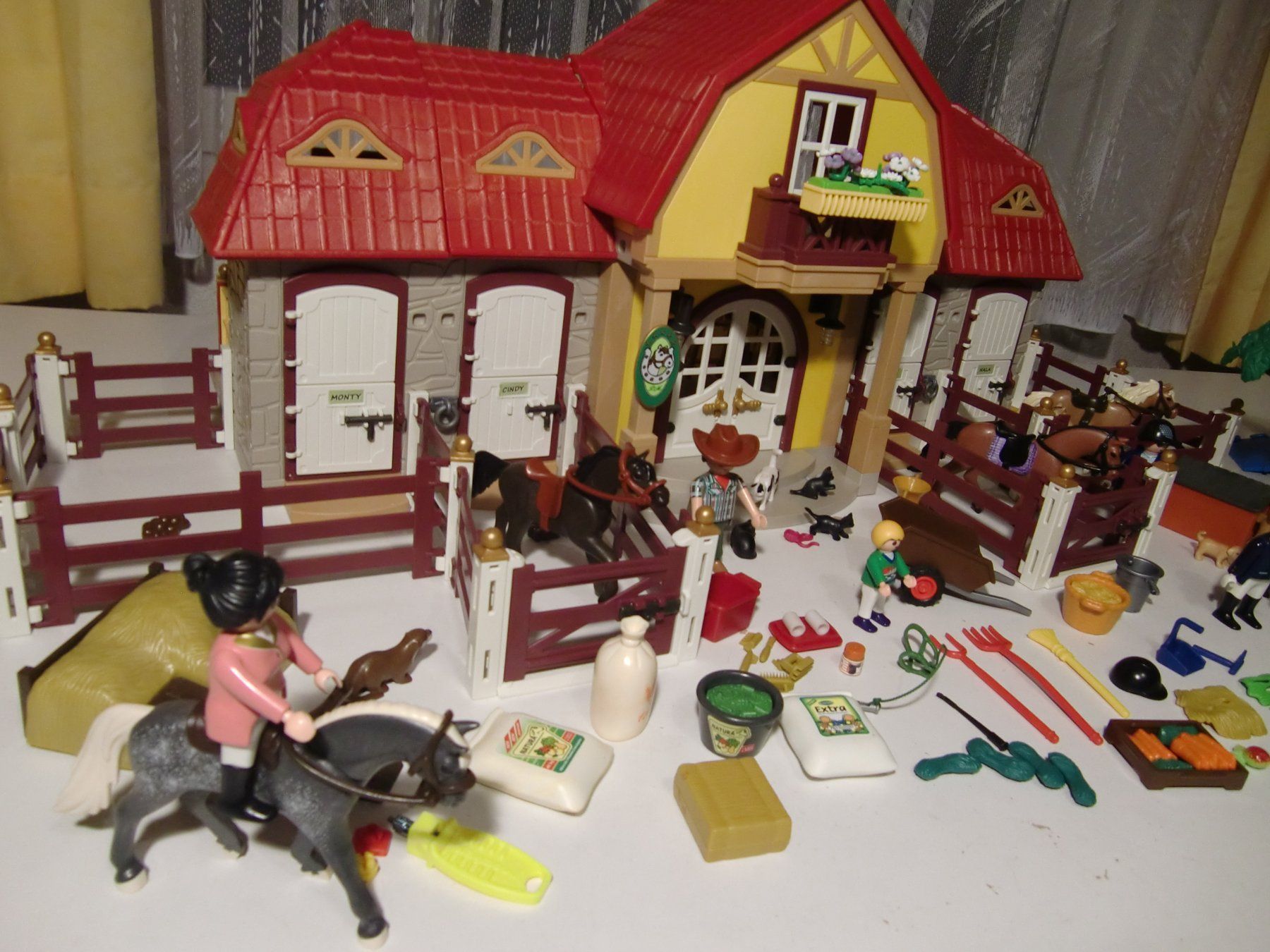 Playmobil Giocattoli: Playmobil Reiterhof mit Paddocks + Transporter – Usato da Arbon venduto da magenta10 6