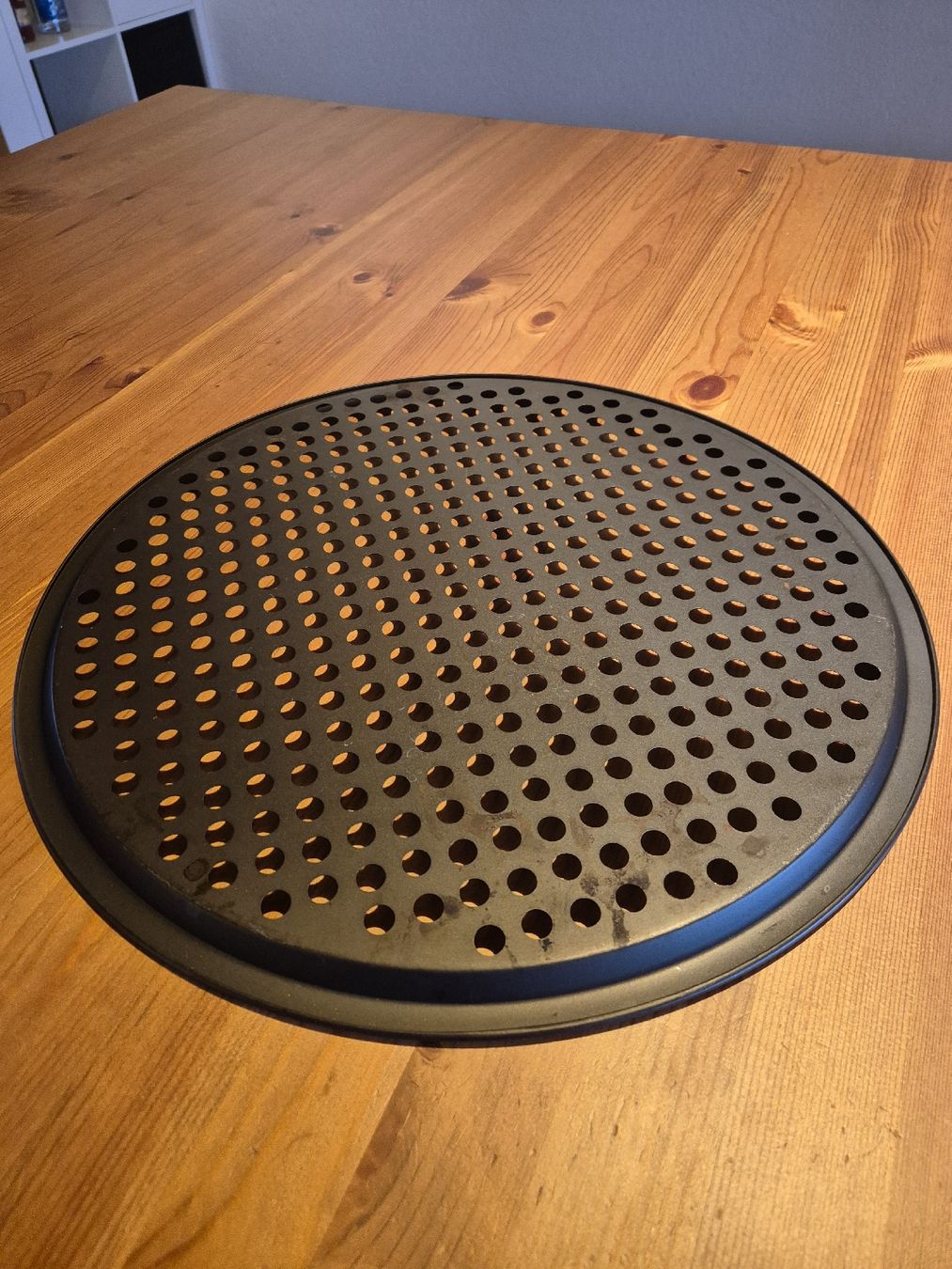 Elettrodomestici da cucina: Pizza Blech mit Löchern, Durchmesser 32cm, Top Zustand! – Usato da Thun venduto da tinu2031 1