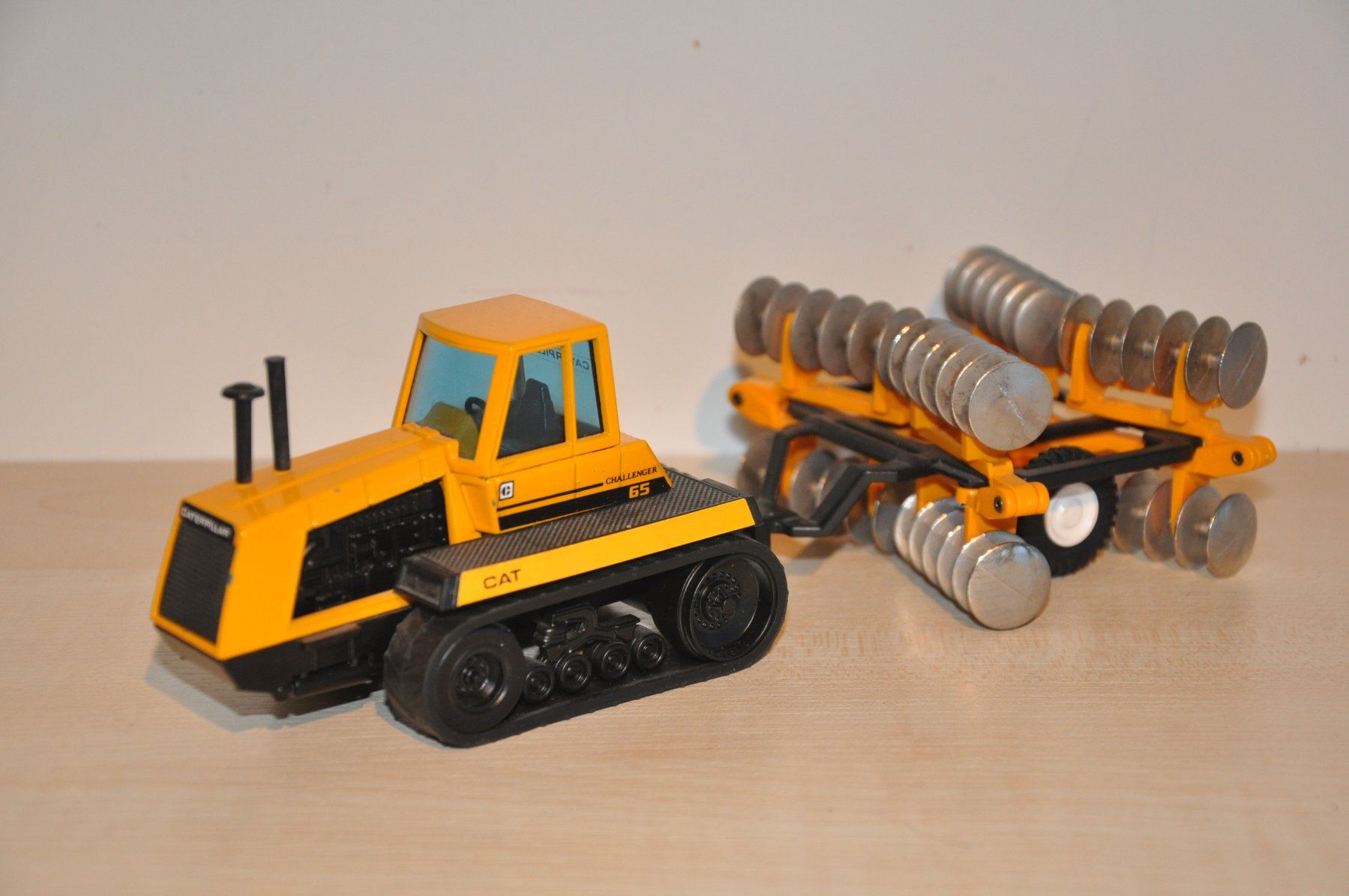 Caterpillar Modellbausätze & Standmodelle: CAT Challenger 65 mit Egge – Gebraucht aus Mitlödi von worker04